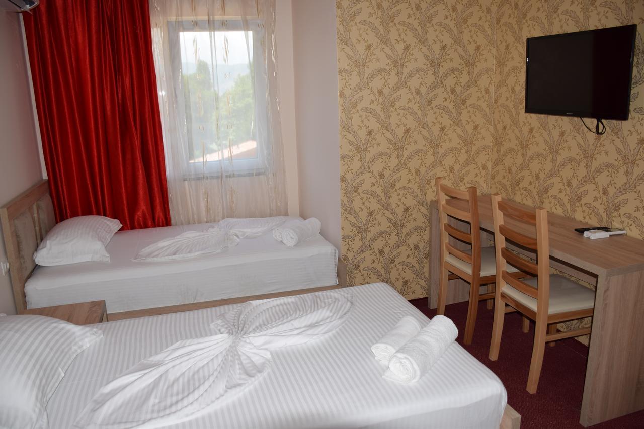 Hotel Pogradeci 2 Tushemisht Bagian luar foto