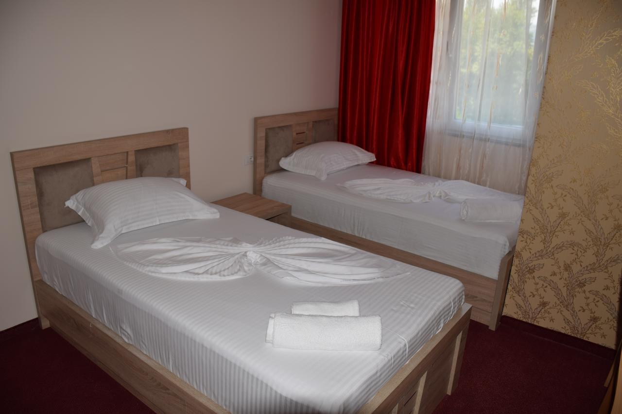 Hotel Pogradeci 2 Tushemisht Bagian luar foto